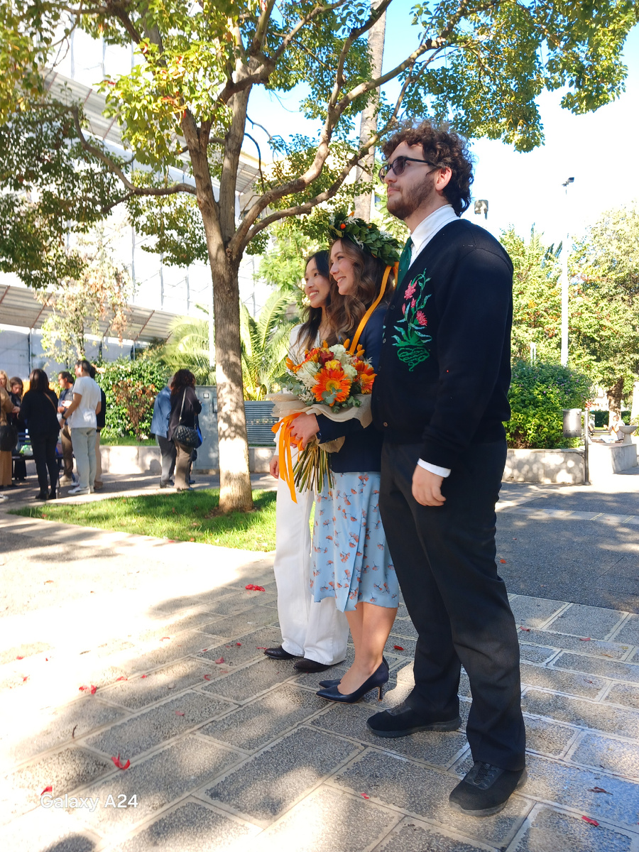 День вручения диплома. Цвет диплома зависит от специализации. У Аличе он оранжевый, по специальности социология 