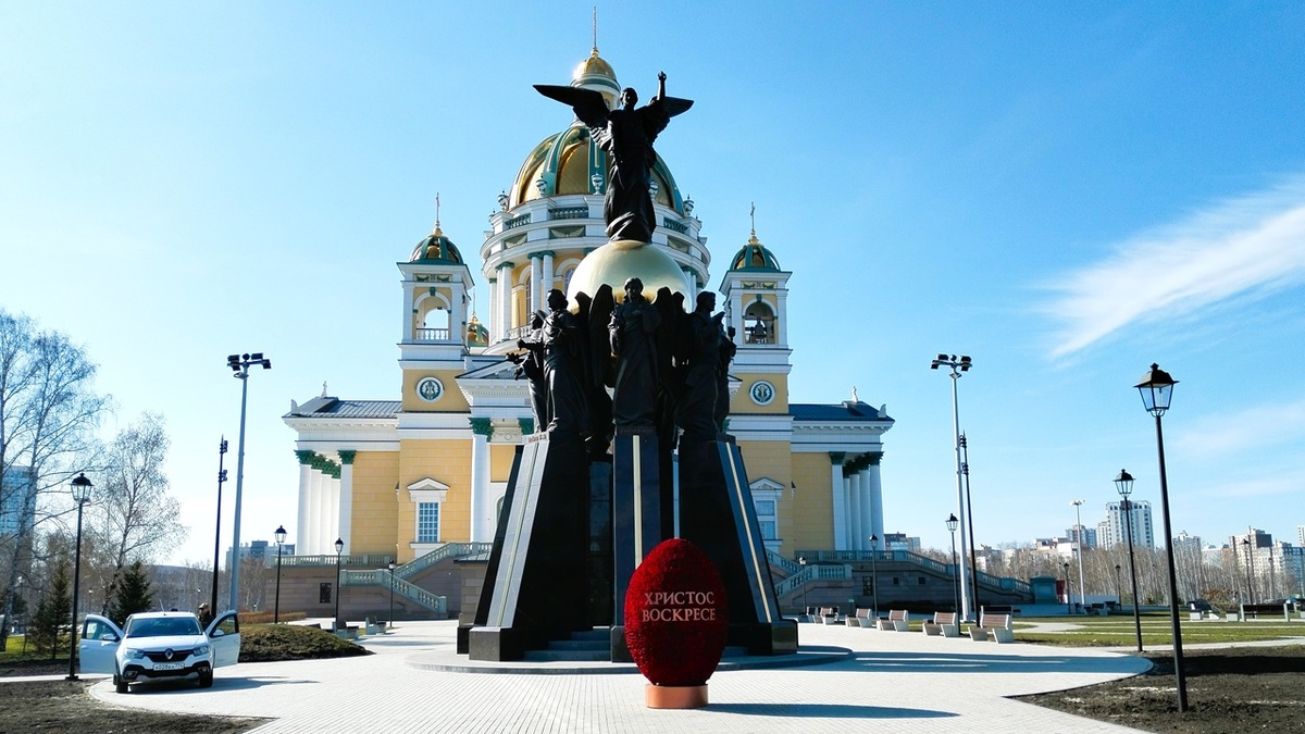 Пасхальное яйцо у храма из живых роз. (Фото автора)