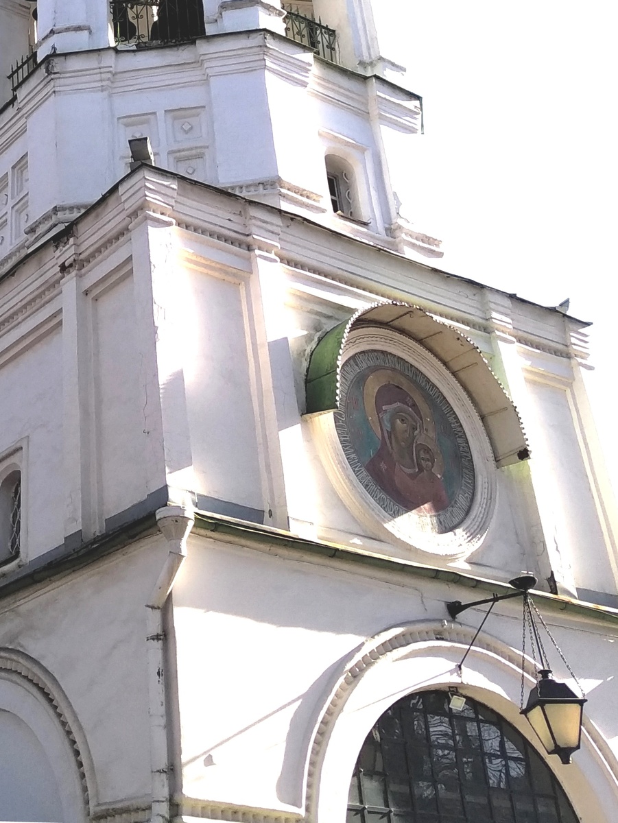 Западный вход в храм