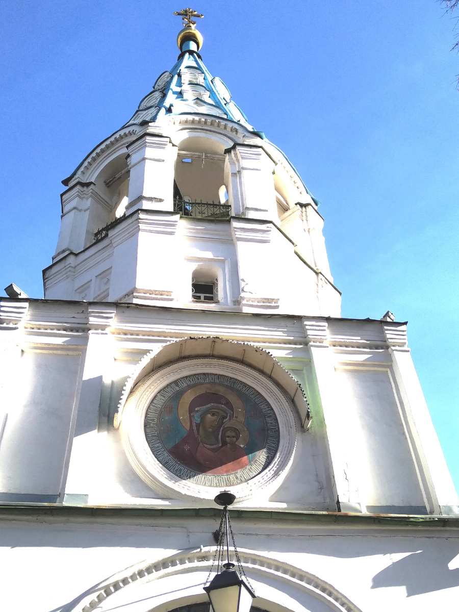 Западный вход в храм