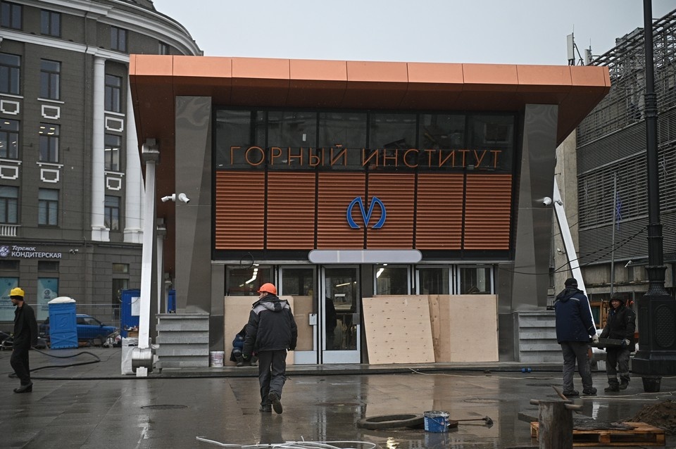    В Петербурге решат проблему светофоров у станции метро "Горный институт". Алексей БУЛАТОВ