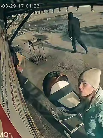 Пострадавшая возле того самого киоска. Фото: скрин видео с камеры наблюдения.