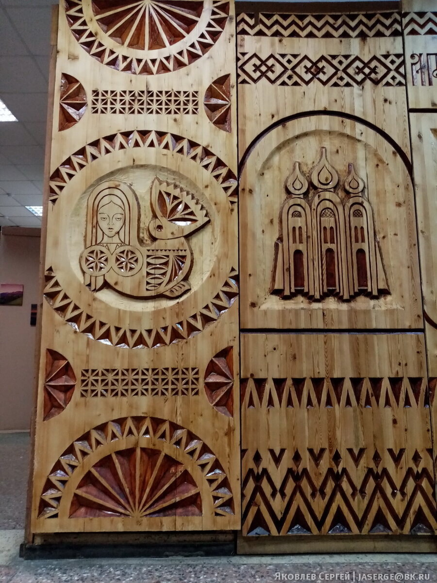 Деревянные панно на станции Исакогорка