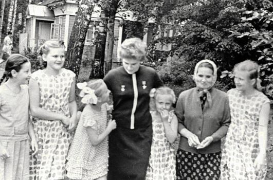 Терешкова в родных краях с родственниками и матерью