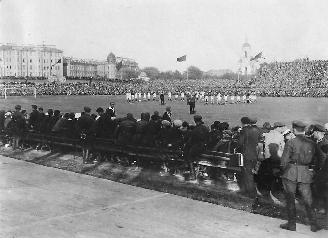 На стадионе Ленина 1920-1930 гг. Фото епископа Евангелическо- лютеранской церкви Ингрии Ялмари Лауриккала или его сынa.