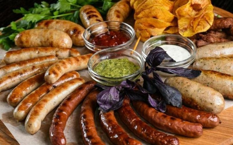 Копчёности и колбасы: разбор вреда, и как выбирать менее опасные продукты?