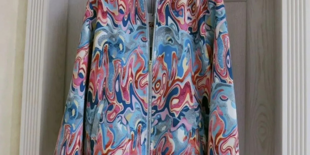 Как бомбер помогает визуально корректировать фигуру с объемным и тяжеловатым верхом