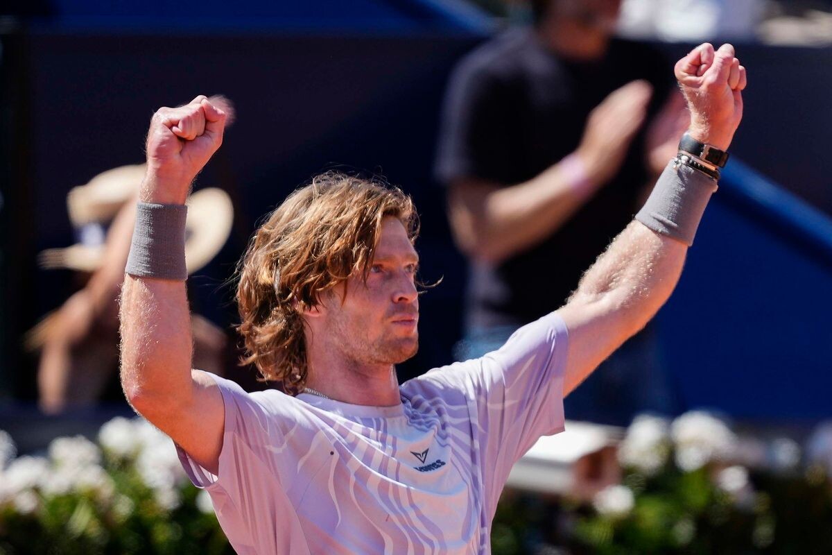    Российский теннисист Андрей Рублев в матче ¼ финала турнира Ассоциации теннисистов-профессионалов (ATP) против Томаша Махача из Чехии / Источник: © EPA/Enric Fontcuberta/TASS