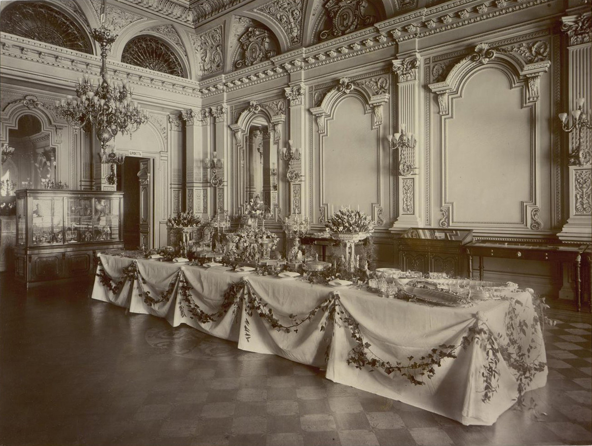 Выставка изделий фирмы Фаберже в залах особняка фон Дервиза 1902 год 