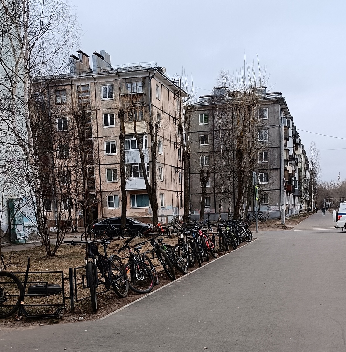 Справа через дорогу школа 