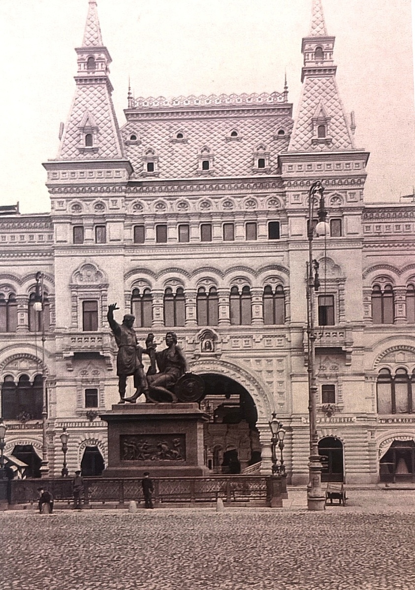 Главный вход в Верхние торговые ряды, конец XIX века. Фотография из собрания Э.В. Готье-Дюфайе.