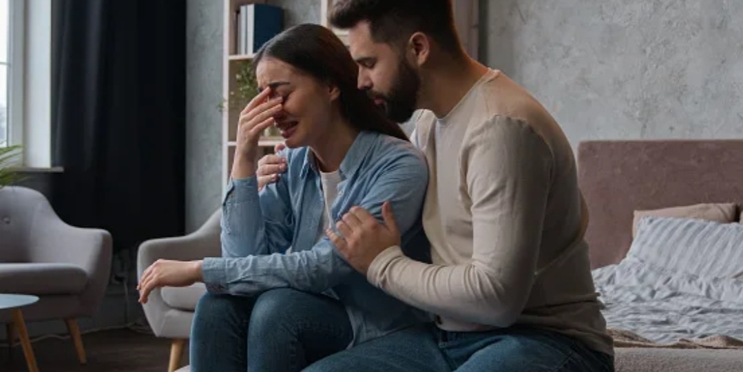 Зачем? Зачем она это делает?! Она мне коляску дарит! Как будто говорит: бросай всё, рожай! А кто кормить нас будет?!