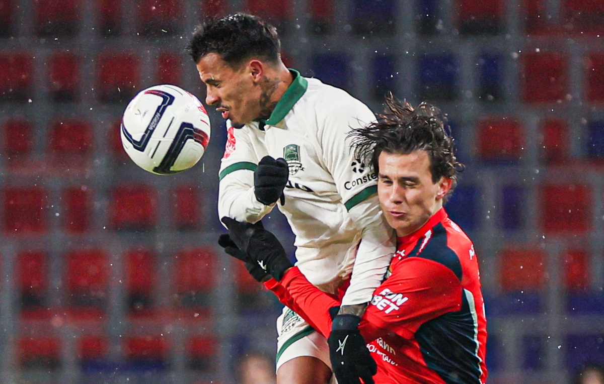    Полузащитник ЦСКА Данила Козлов (справа)  Сергей Савостьянов/ТАСС