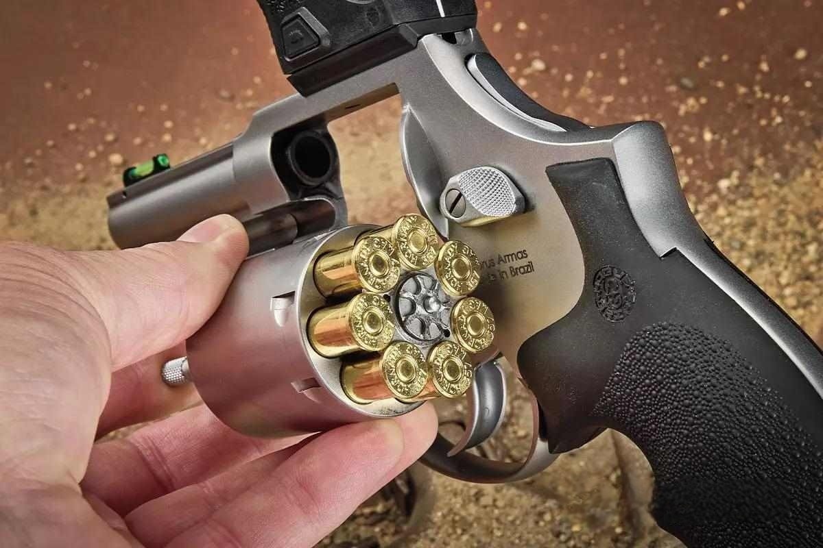 Револьвер Taurus 66 Combat вмещает семь патронов, что больше стандартного для большинства моделей. Барабан открывается защелкой с левой стороны рамки.