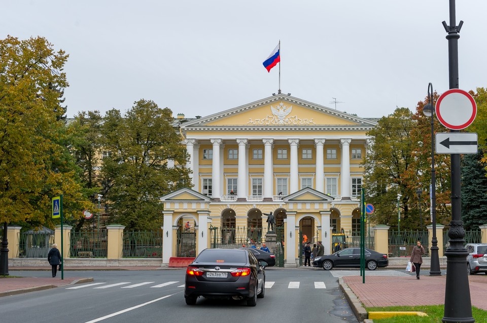    Смольный объявил конкурс на покупку новых автомобилей. Олег ЗОЛОТО