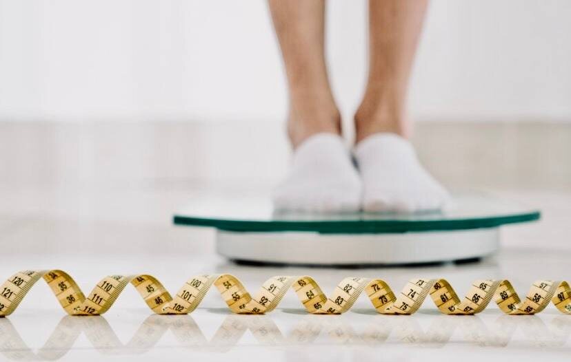 Почему вес растёт рядом с нарциссом, даже если вы не переедаете; как тело защищается от стресса. Объясняет психолог