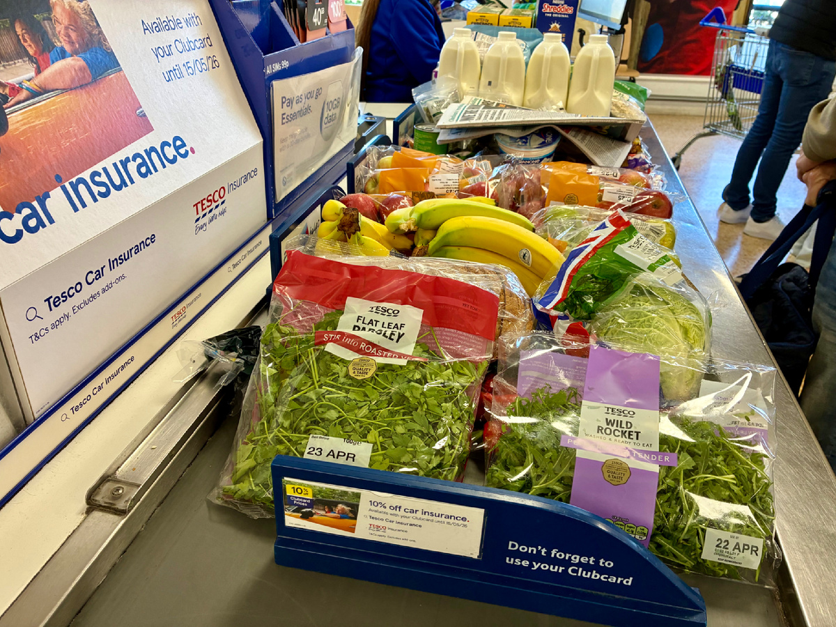 Финишная прямая! Наша продуктовая гора наконец-то добралась до ленты. Теперь главное - вовремя предъявить ту самую карту и мой купон, и смотреть, как цифры на табло стремительно тают. Фото из личного архива