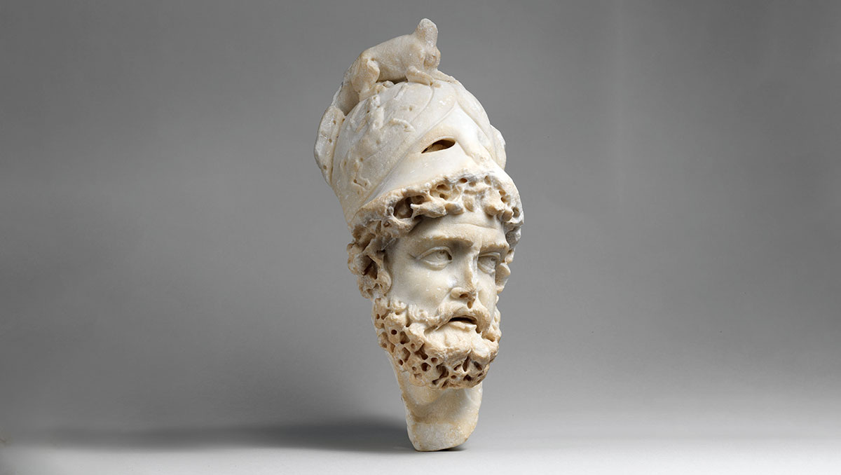 Фрагмент мраморного рельефа головы Марса, римский, около III века н.э. Источник: Метрополитен-музей.