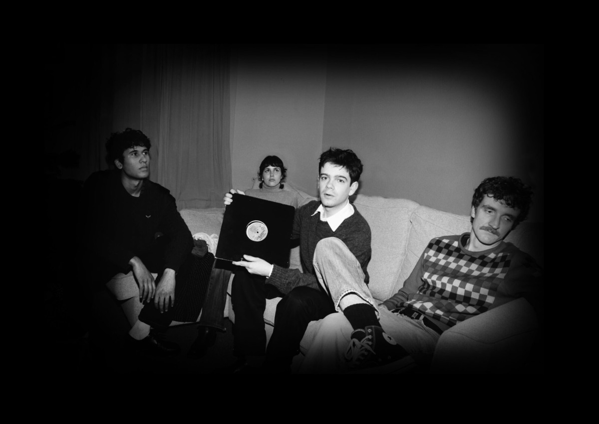 Знатоки догадаются кому здесь отдаёт должное группа