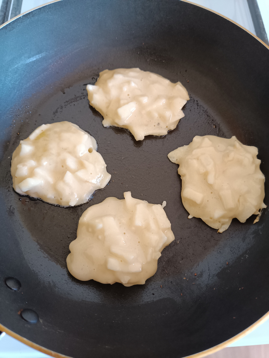 не подгорают,легко  переворачиваются