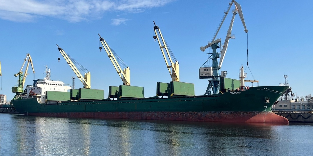 Yaman: безусловно, это судно привлекает к себе внимание. Прежде всего, плавностью линий и темно-зеленым цветом корпуса.