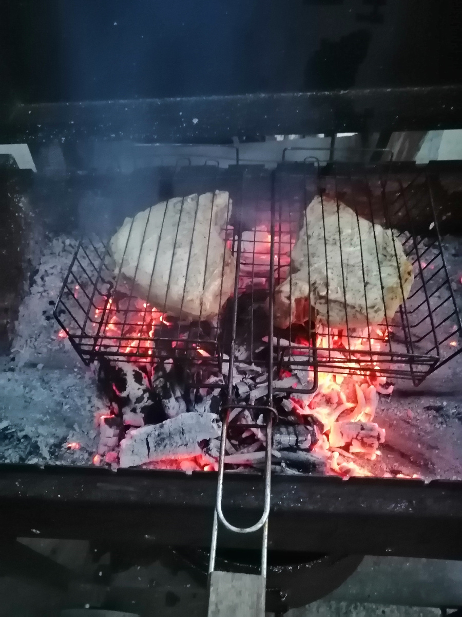 Жарим мясо.