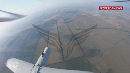 Кадры уничтожения украинского высотного беспилотника самолетного типа расчетами FPV-дронов Испытательного центра перспективных беспилотных технологий «Рубикон»