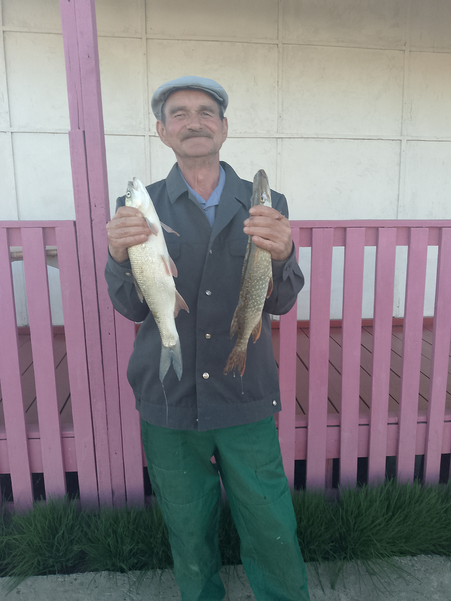 Довольный такой рыбак.