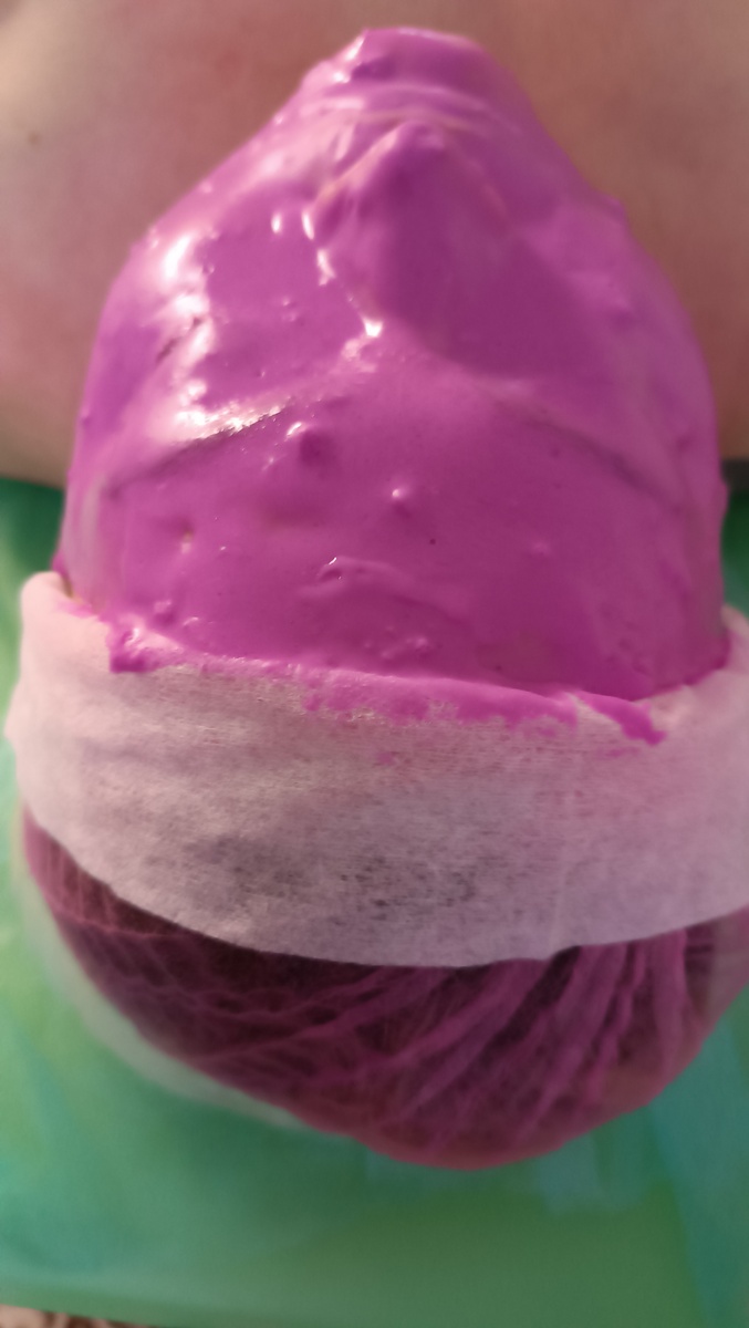 Клиентка лежит после массажа с альгинатной маской 