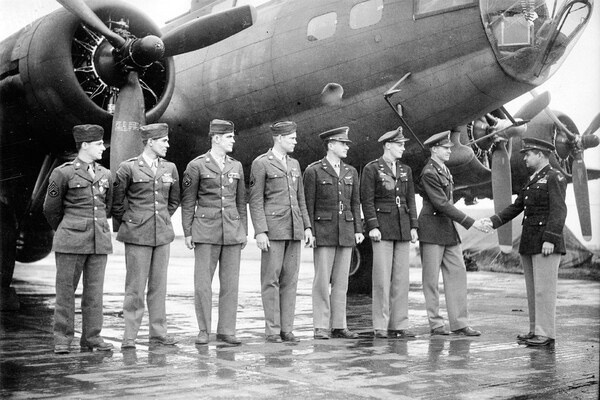 Лемей, еще в звании полковника, благодарит экипаж B-17 за выполнение бомбардировочной миссии над Европой, 1943 год
