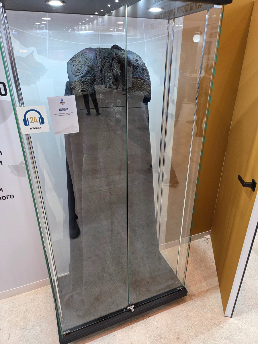 Накидка, подаренная Владимиру Жириновскому Муаммаром Каддафи.