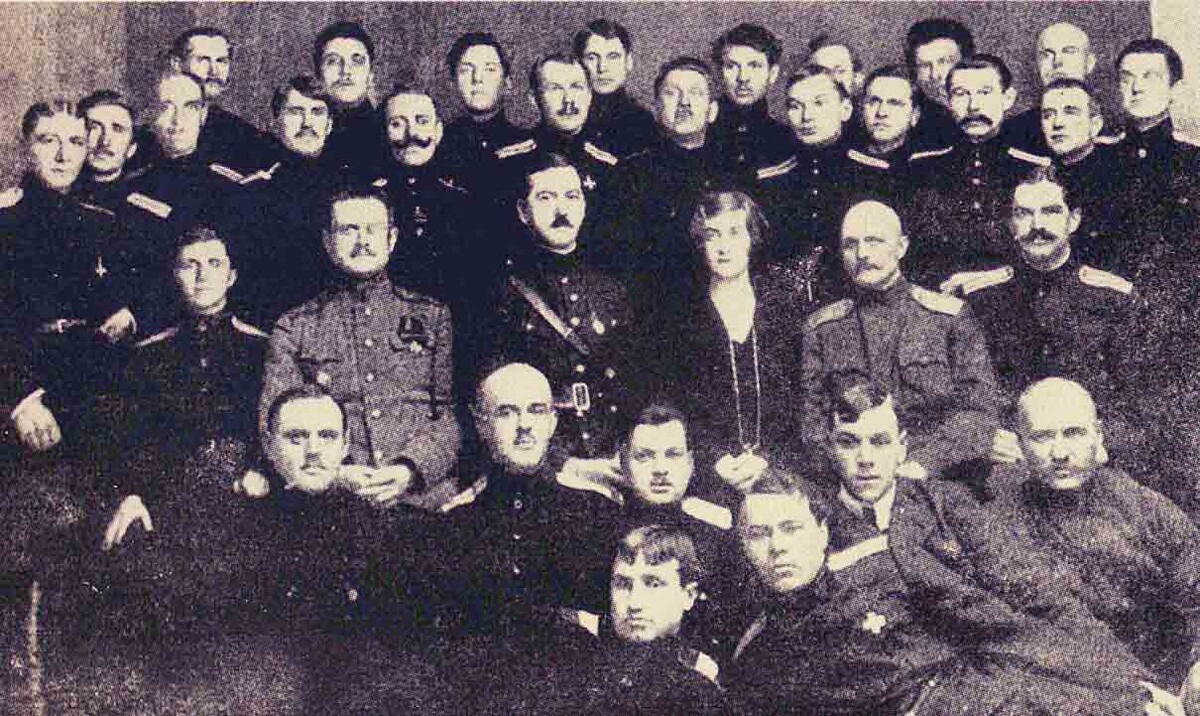 Остров Лемнос. 1921 год. Сергей Жаров сидит первый слева, рядом офицеры и генералы белой армии, в центре французский генерал Бруссо