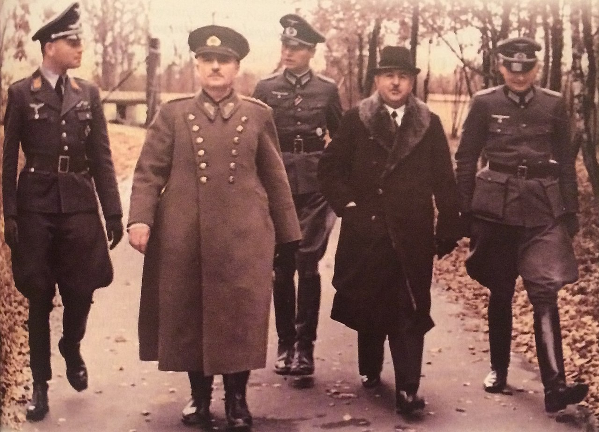 Турецкий генерал Хюссейн Эркилет среди немцев на восточном фронте, 1942 год