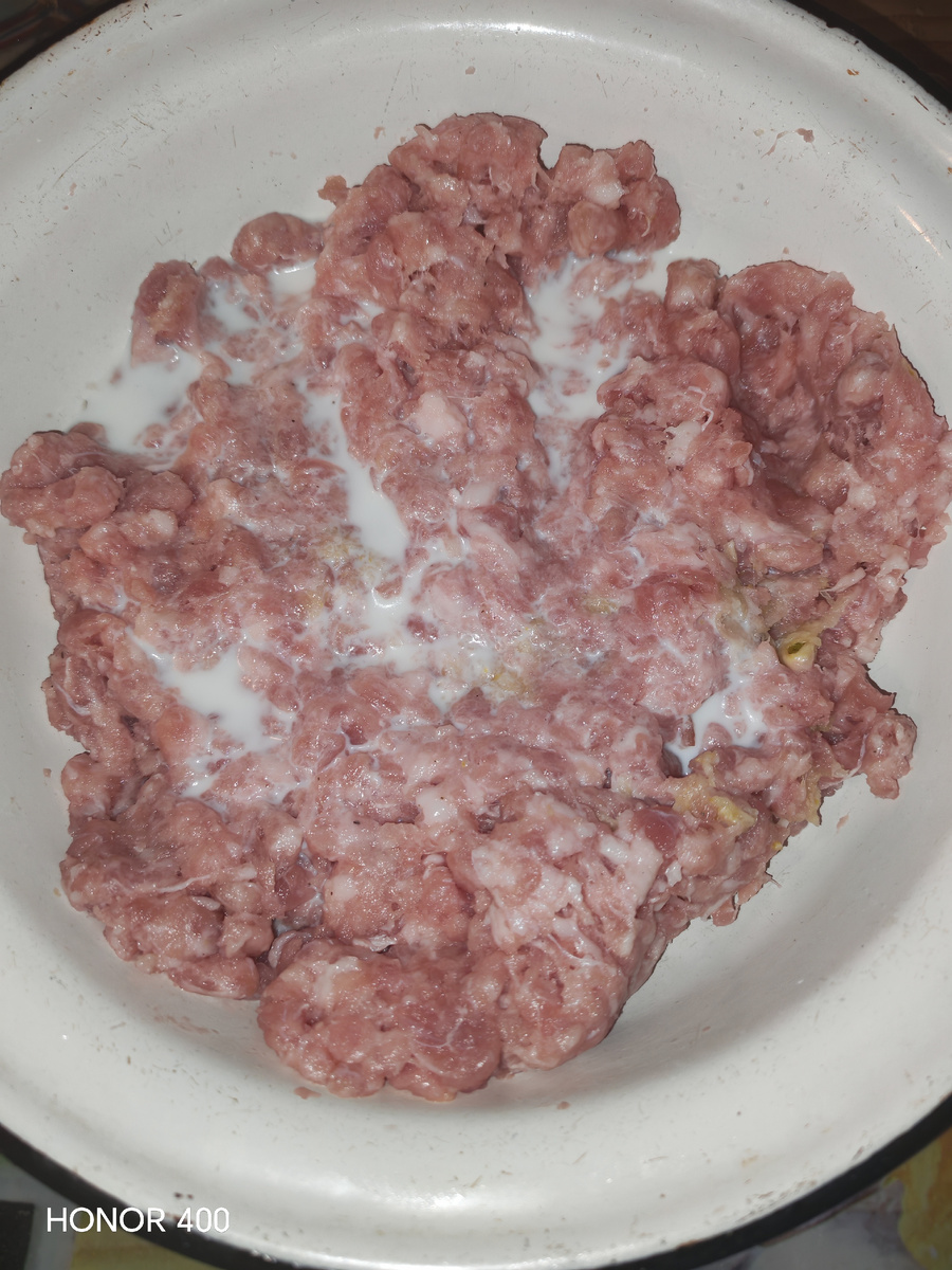 В мясной фарш добавим соду, соль, крахмал, чёрный молотый перец, измельченный чеснок. Все хорошо перемешиваем