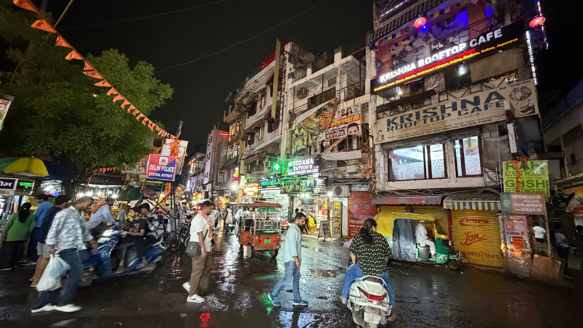 Старый Дели после полуночи — всё это работало задолго до электричества и будет работать после
