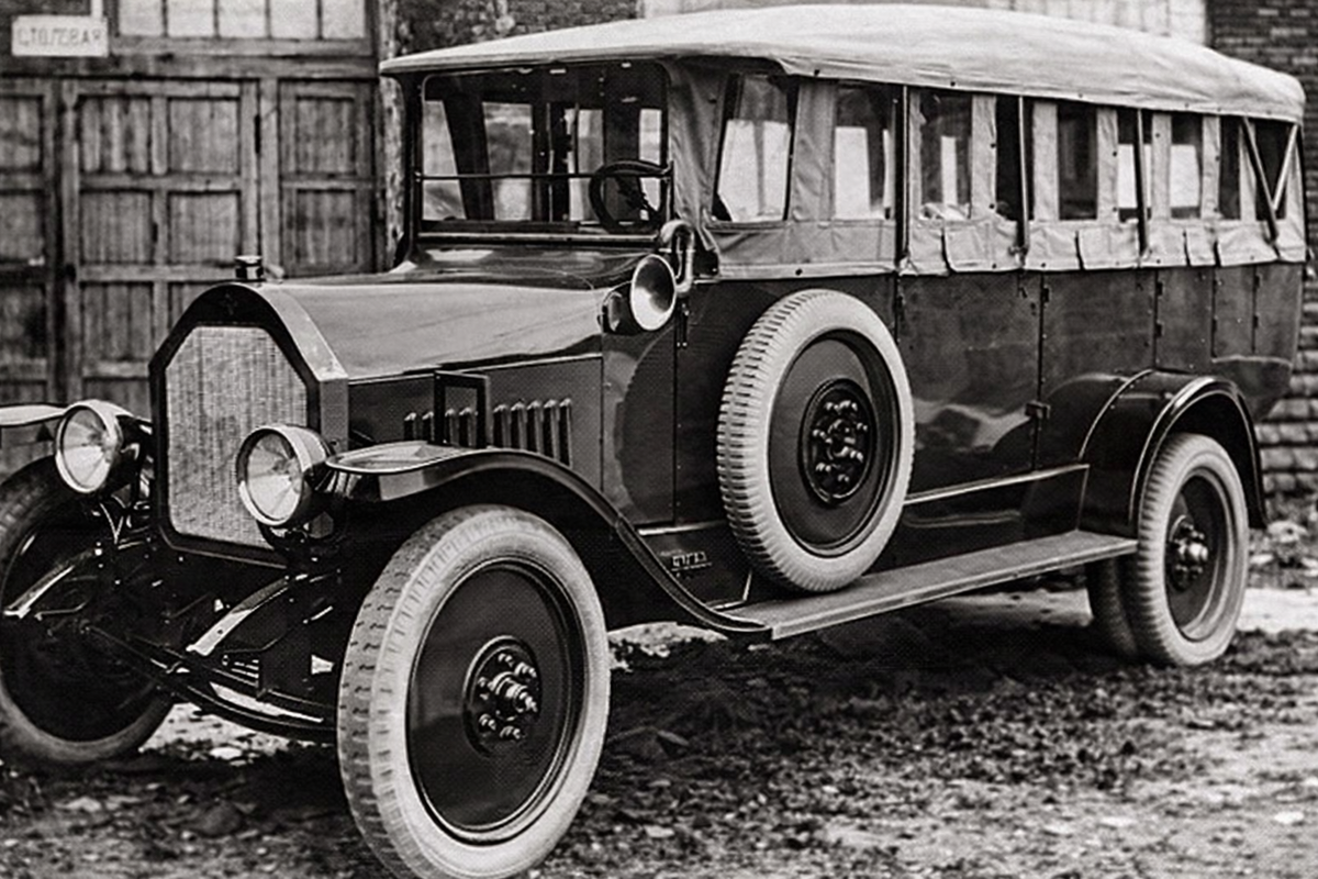 К сожалению, до нас не дошли фотографии первого советского автобуса, работавшего на линии в апреле 1922 года. Зато в архивах мы обнаружили фотографию переделанного из грузовика автобуса на территории завода АМО. 