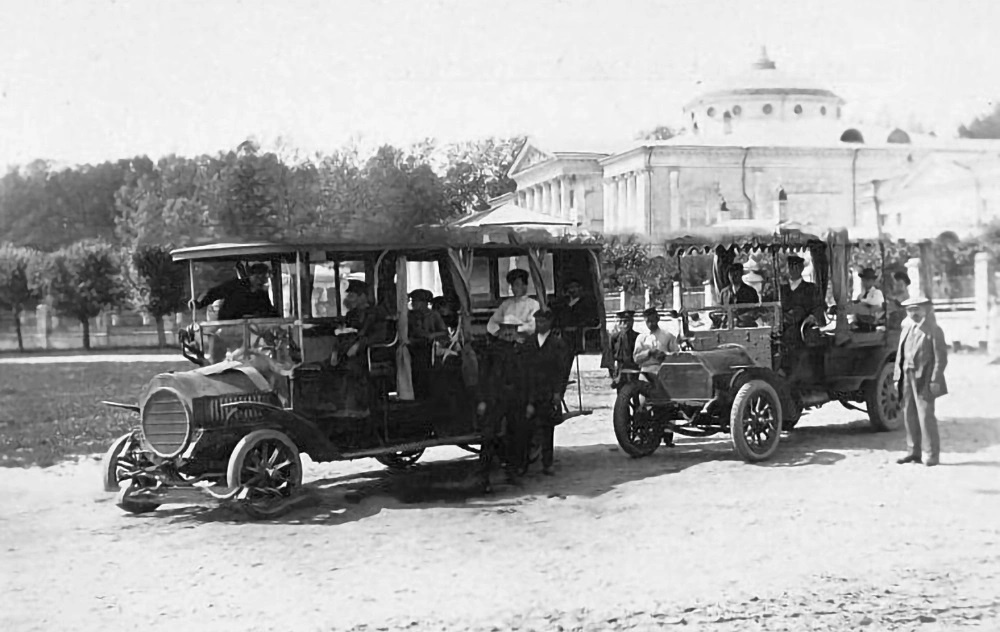 Daimler и NAG на автобусной остановке в Останкино, фотография 1907 года