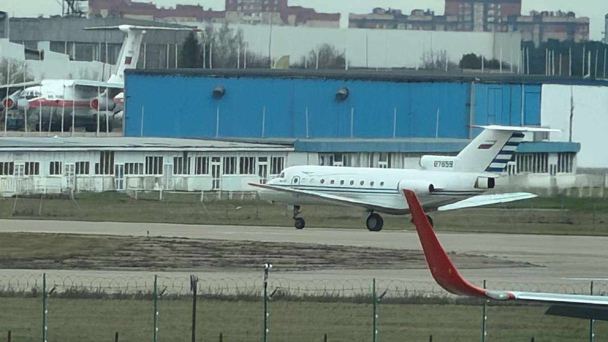 Як-40 на рулёжке Жуковского — самолёт старше большинства пассажиров, которые на него смотрят
