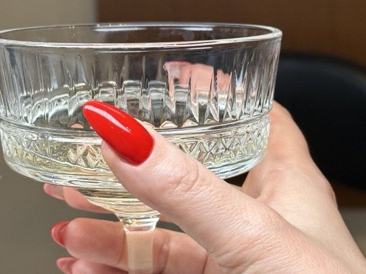 Как носить красный маникюр сегодня