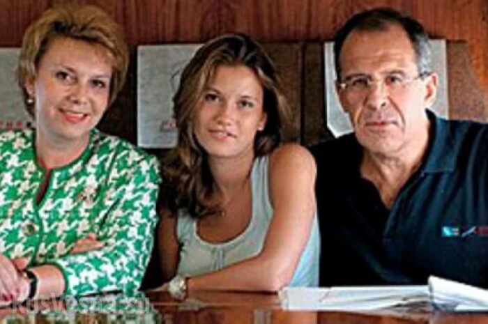    Екатерина Лаврова в юности в кругу семьи.