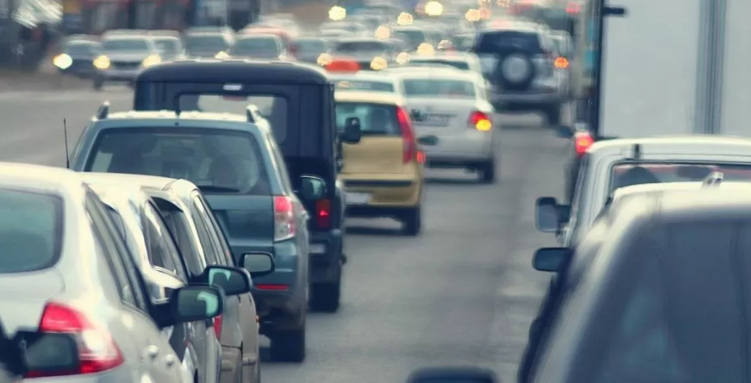 Кондиционер отлично холодит на трассе, но дует теплом в пробке: частая причина, которую не видят на СТО