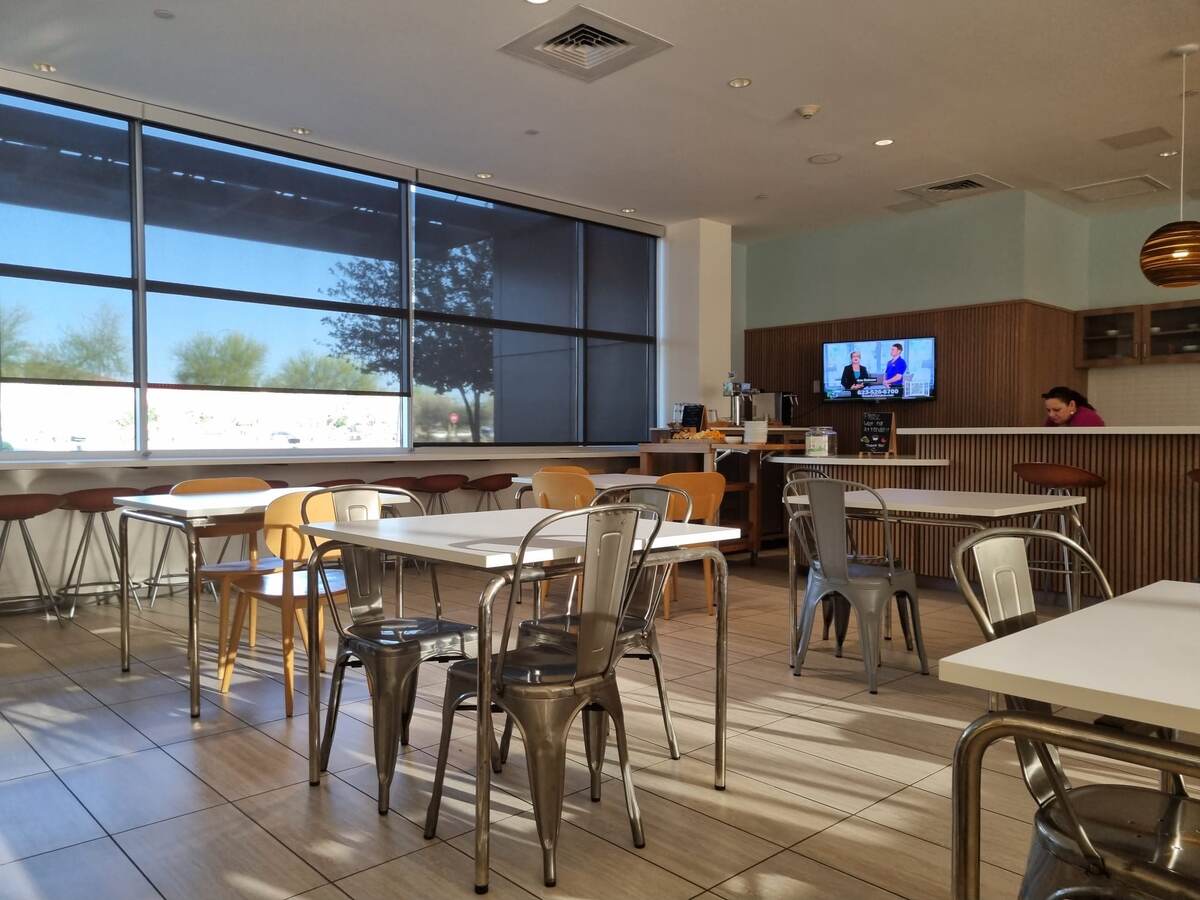 пиво и вино с сыром в фойе отеля бесплатно