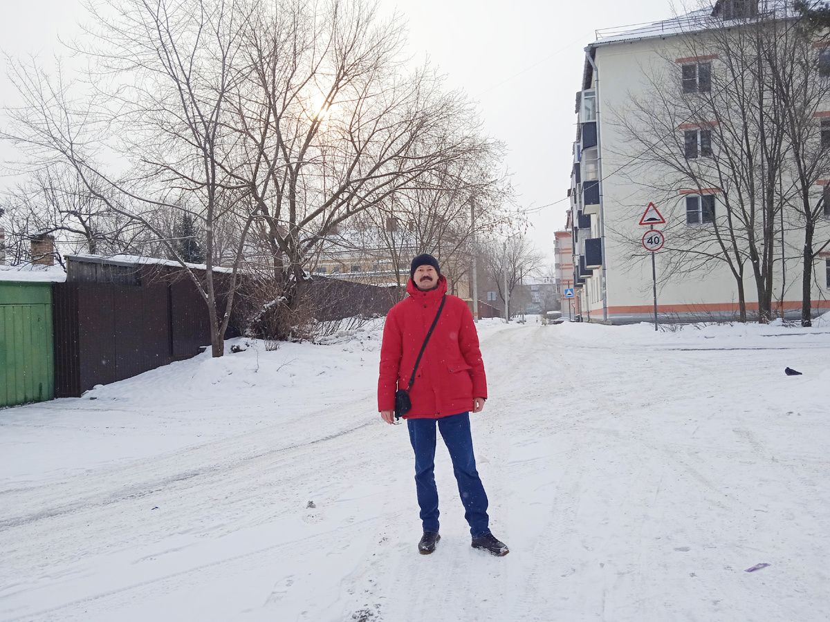 За моей спиной такой  же «черемховский» дом.