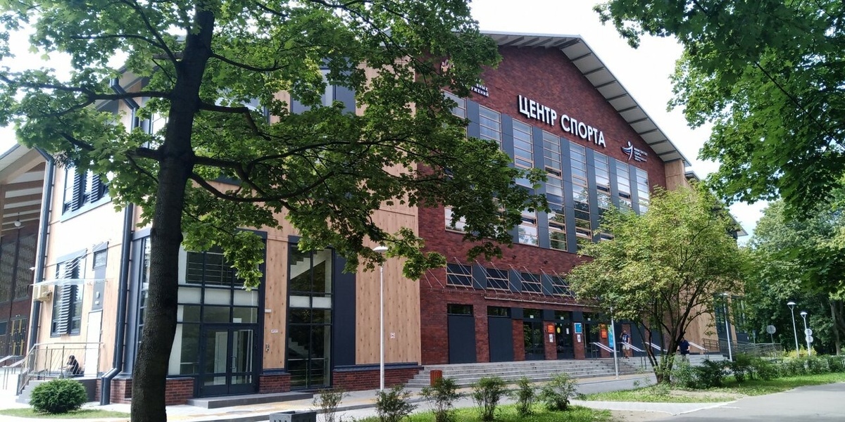 В «Центре спорта» в Южном парке есть неплохой бассейн 50 м с адекватными ценами.