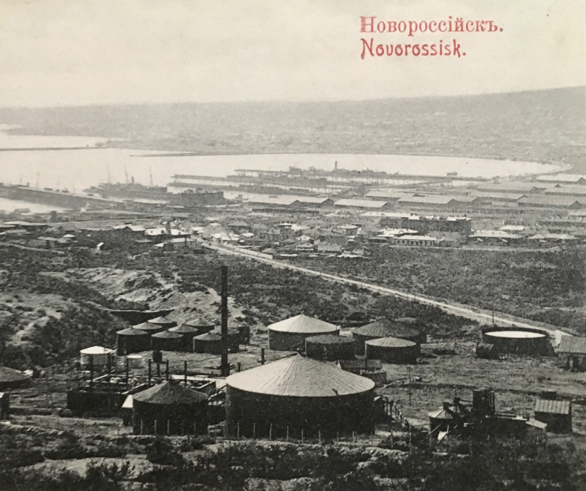 Вид с территории общества «Русский Стандарт» на Новороссийск. 1900-е гг.