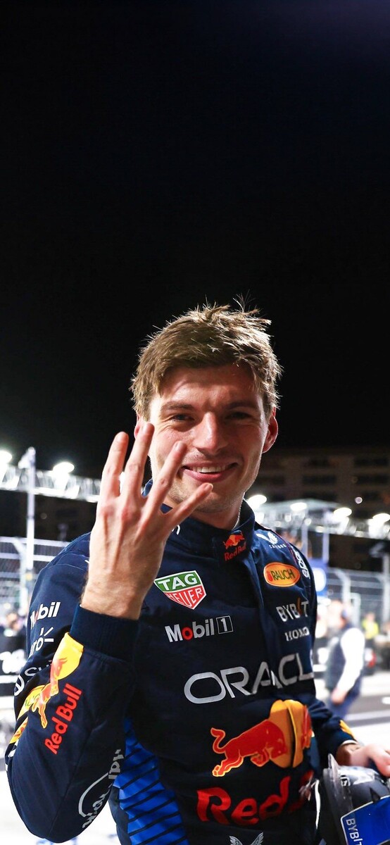 Макс Ферстаппен: восхождение звезды «Формулы‑1»
Введение
Макс Эмилиан Ферстаппен — нидерландский автогонщик, четырёхкратный чемпион мира в классе «Формула‑1» (2021, 2022, 2023, 2024), выступающий за команду Red Bull Racing. Его карьера — пример стремительного взлёта и выдающихся достижений в мире автоспорта.

Ранние годы и начало карьеры
Макс Ферстаппен родился 30 сентября 1997 года в бельгийском городе Хасселт. Он вырос в автоспортивной семье:

отец Йос Ферстаппен выступал в «Формуле‑1» в 1994–2003 годах;

мать Софи Кумпен успешно участвовала в юношеских турнирах по картингу (двукратная чемпионка Бельгии);

дед Пол и дядя Энтони соревновались в гонках Gran Turismo.

Ферстаппен начал заниматься картингом в 4,5 года. Уже в детстве он демонстрировал выдающиеся результаты:

2006–2008: выиграл серию Rotax Max в Бельгии и Нидерландах;

2008–2009: чемпион Бельгии в классах Cadet и KF5;

2013: чемпион CIK‑FIA в категориях KZ и KF.

В 2014 году Ферстаппен перешёл в «Формулу‑3», где за дебютный сезон 16 раз поднялся на подиум и занял 3‑е место в чемпионате Европы. В том же году он попал в программу поддержки молодых пилотов Red Bull.

Дебют в «Формуле‑1» и первые успехи
В 17 лет Ферстаппен подписал контракт с Toro Rosso — младшей командой Red Bull. Его дебют на Гран‑при Австралии 2015 года сделал его самым молодым гонщиком в истории чемпионатов мира.

Ключевые достижения дебютного сезона:

стал самым молодым пилотом, набравшим очки в «Формуле‑1» (Гран‑при Малайзии, 7‑е место);

занял 4‑е место на Гран‑при Венгрии и США;

по итогам сезона набрал 49 очков и занял 12‑е место в личном зачёте.

Примечательно, что большую часть сезона 2015 года Ферстаппен выступал без обычных водительских прав — он получил их только в день своего совершеннолетия, 30 сентября.