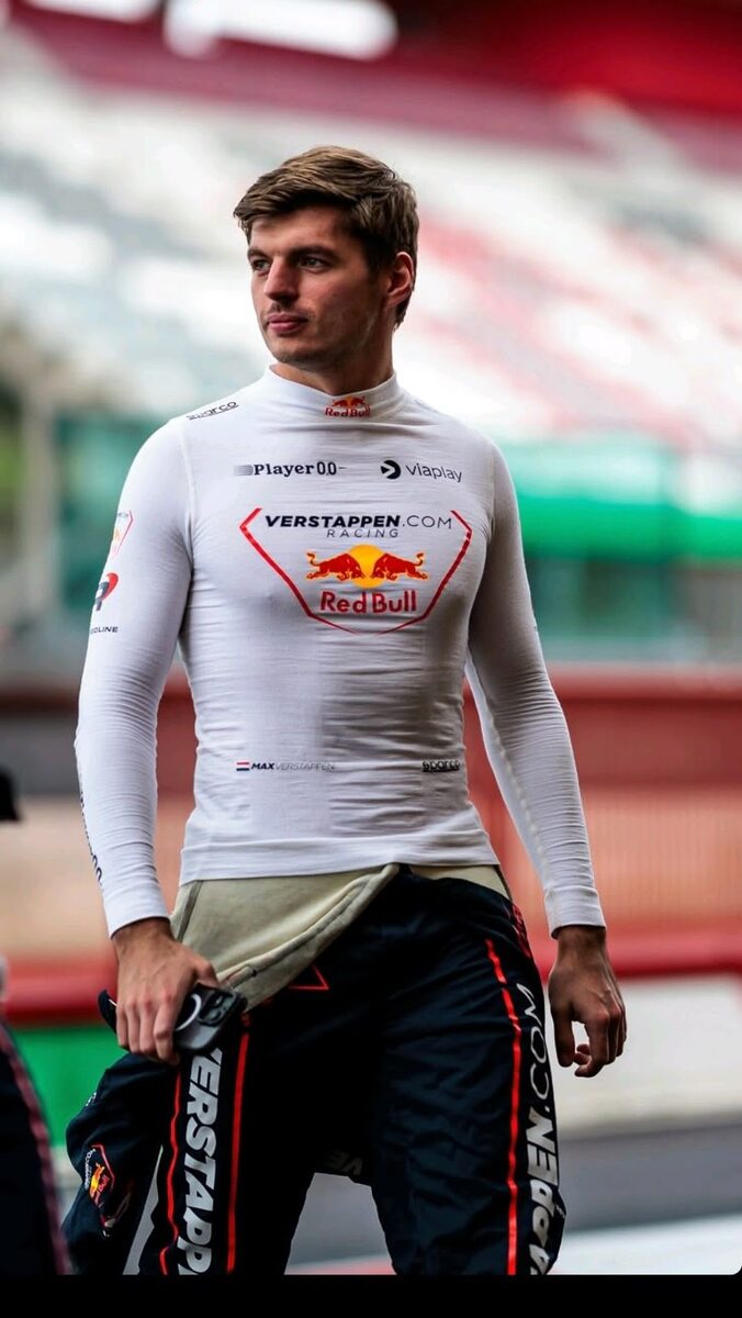 Переход в Red Bull и первые победы
В 2016 году после первых четырёх этапов за Toro Rosso Ферстаппен был переведён в основную команду Red Bull. Уже на первом этапе в новой команде — Гран‑при Испании — он одержал победу, став самым молодым победителем Гран‑при в истории «Формулы‑1» (18 лет и 228 дней).

В последующие годы (2017–2020) Макс стабильно входил в число ведущих гонщиков чемпионата. В 2019 и 2020 годах он занимал 3‑е место в общем зачёте.

Эра чемпионства (2021–2024)
Прорыв произошёл в 2021 году. После ожесточённой борьбы с Льюисом Хэмилтоном Ферстаппен впервые стал чемпионом мира, выиграв финальный этап в Абу‑Даби.

Дальнейшие достижения:

2022: успешно защитил титул чемпиона мира;

2023: установил ряд рекордов:

19 побед за сезон (рекорд);

серия из 10 побед подряд (превзошёл достижение Себастьяна Феттеля);

21 подиум за сезон (рекорд);

2024: оформил четвёртый подряд чемпионский титул, несмотря на усиление конкуренции со стороны McLaren и Ferrari.

По состоянию на 2025 год Ферстаппен является самым высокооплачиваемым пилотом «Формулы‑1» с годовым доходом 75 млн долларов США. В 2022 году он был удостоен звания офицера ордена Оранских‑Нассау.

Рекорды Макса Ферстаппена
Ферстаппен установил множество рекордов в «Формуле‑1»:

самый молодой участник гонки;

самый молодой пилот, набравший очки;

самый молодой победитель Гран‑при;

самое большое количество побед в одном сезоне (19 — 2023);

самая длинная серия побед подряд (10 — 2023);

наибольшее количество подиумов за сезон (21 — 2023).

Личная жизнь
С 2020 года Макс Ферстаппен состоит в отношениях с Келли Пике — дочерью трёхкратного чемпиона мира «Формулы‑1» Нельсона Пике. 1 мая 2025 года у пары родилась дочь Лили.

Макс — болельщик футбольных клубов ПСВ и «Барселона», увлекается велоспортом.

Заключение
Карьера Макса Ферстаппена — яркий пример того, как талант, упорство и поддержка семьи могут привести к выдающимся результатам. Начав путь в картинге в раннем детстве, он стал одним из самых успешных гонщиков 