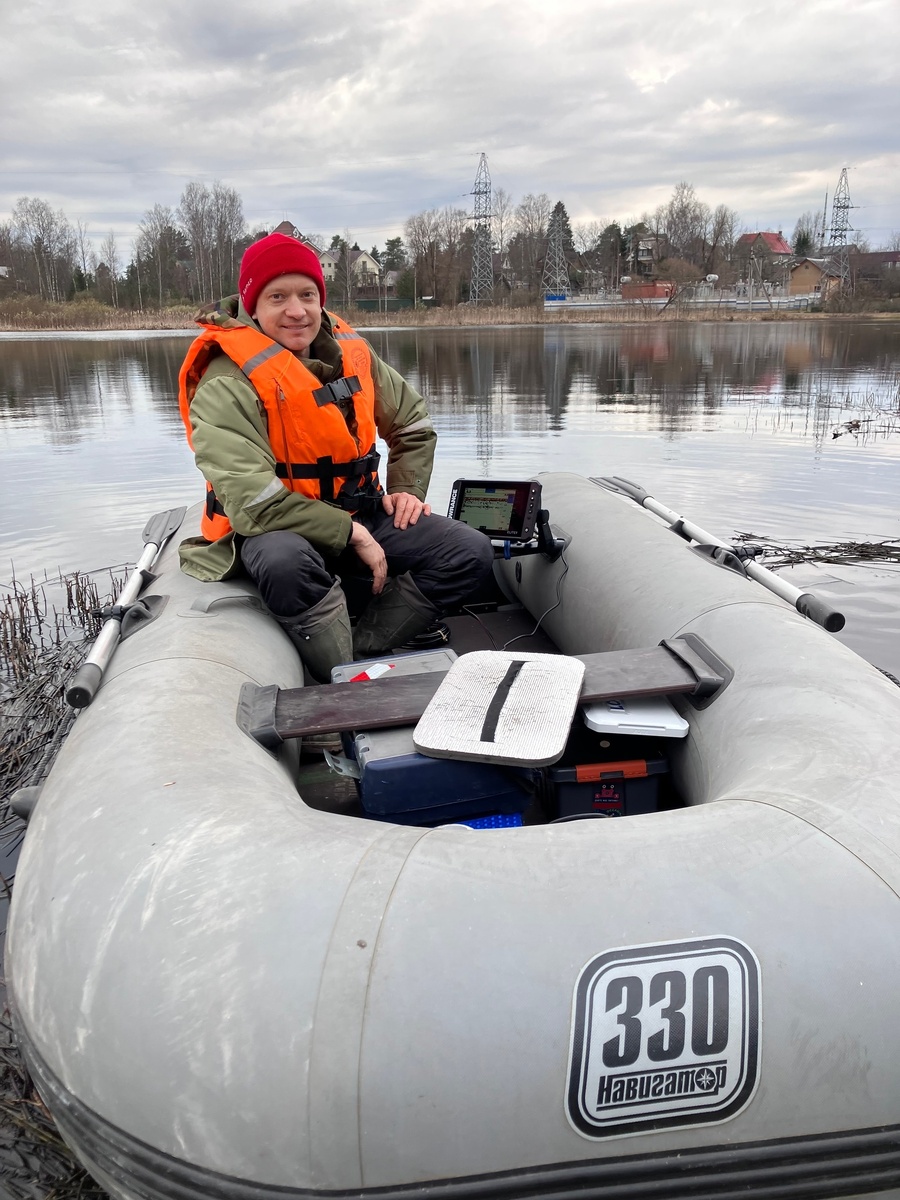 В этот раз ходил на вот такой лодке. Под мои нужды 330 см всё ещё великовата. И складное дно пайол (пайол-книжка) по прежнему удобно, но довольно тяжелое...