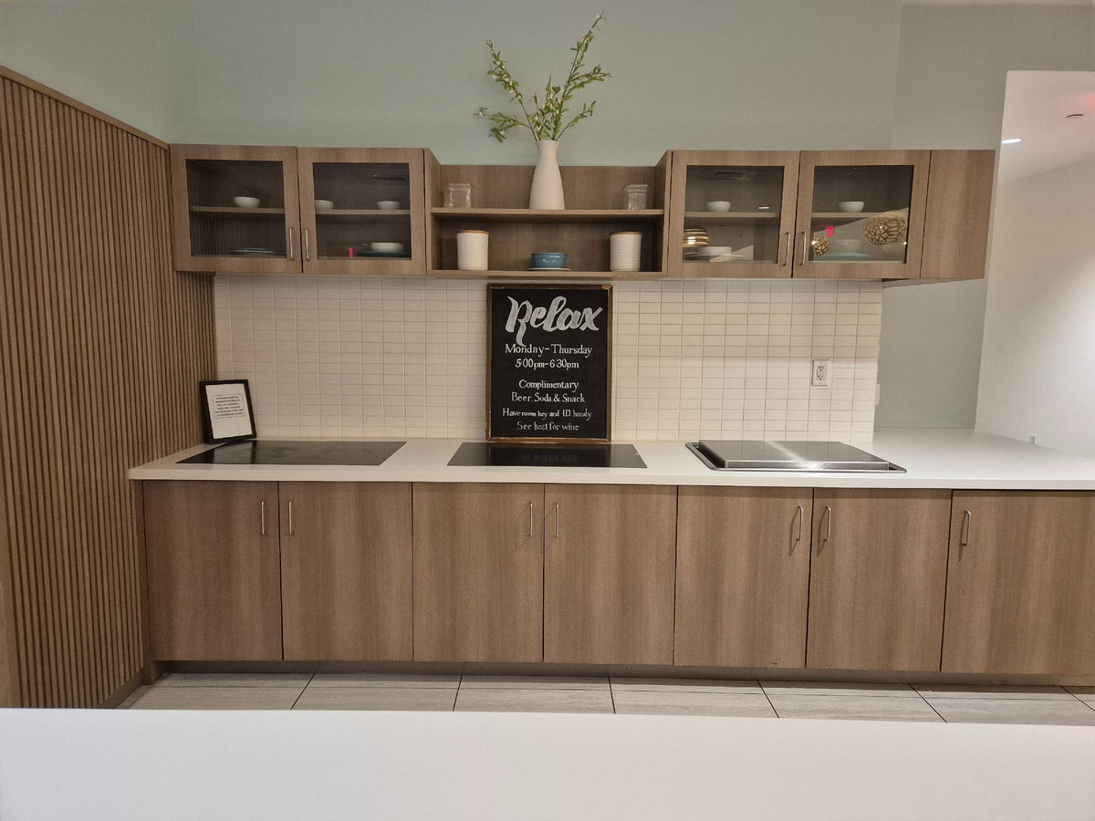 объявление в отеле о бесплатном пиве с понедельника по четверг 