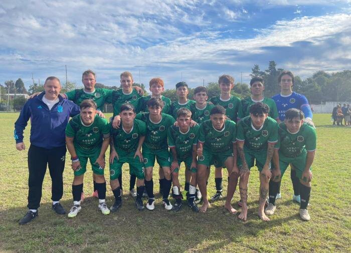 Антон Нефедечев (второй слева по верхнему ряду) со своей командой. Фото из личного архива